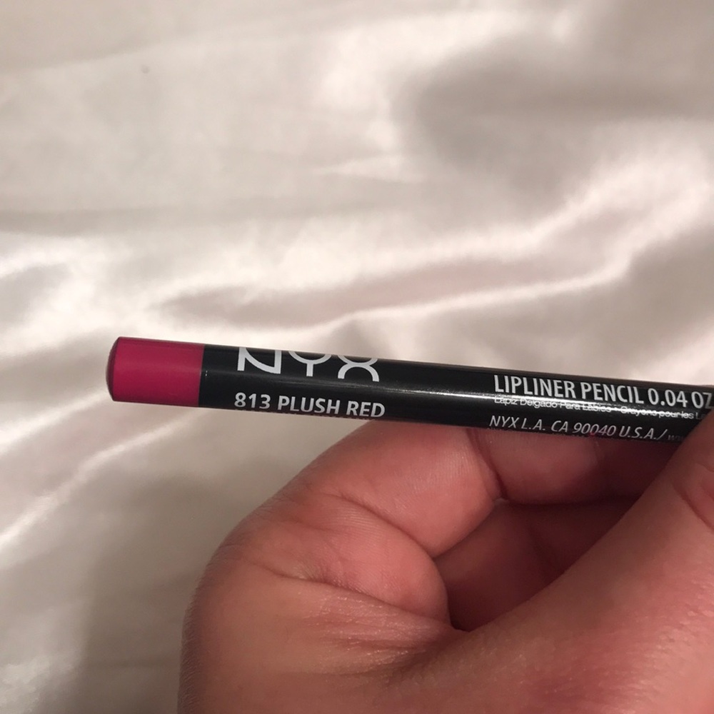 NYX lip liner "Plush Red"